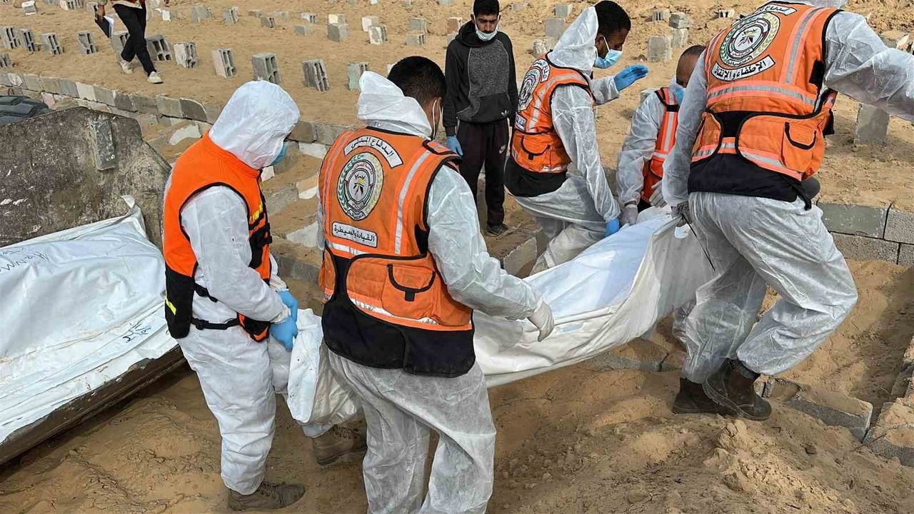 Gazze'de 30 Filistinli Cenazesi Toplu Defnedildi