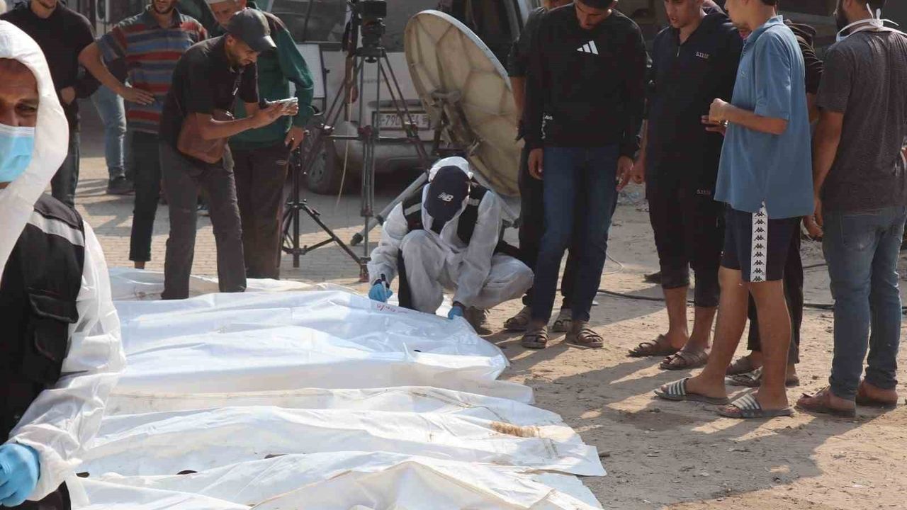 Gazze'de Toplu Cenazelerin Kimlik Tespiti İçin Çıkarılması Devam Ediyor