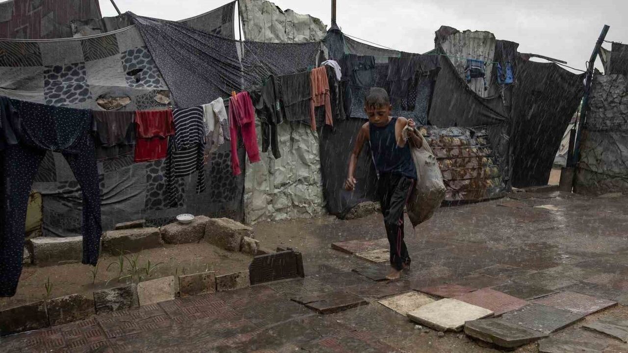 Gazze Şeridi'nde Şiddetli Yağışlar Çadırları Su Bastı