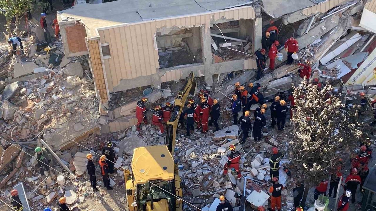 Gebze'de Enkazdan Kurtulan Genç Kız Taburcu Oldu