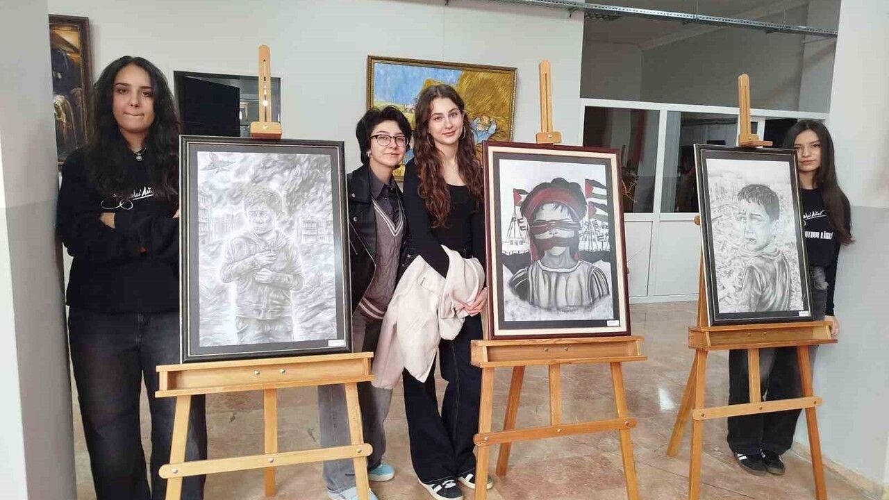 Genç Ressamlar Gazze'deki Savaşın Yüzüne Resmetti