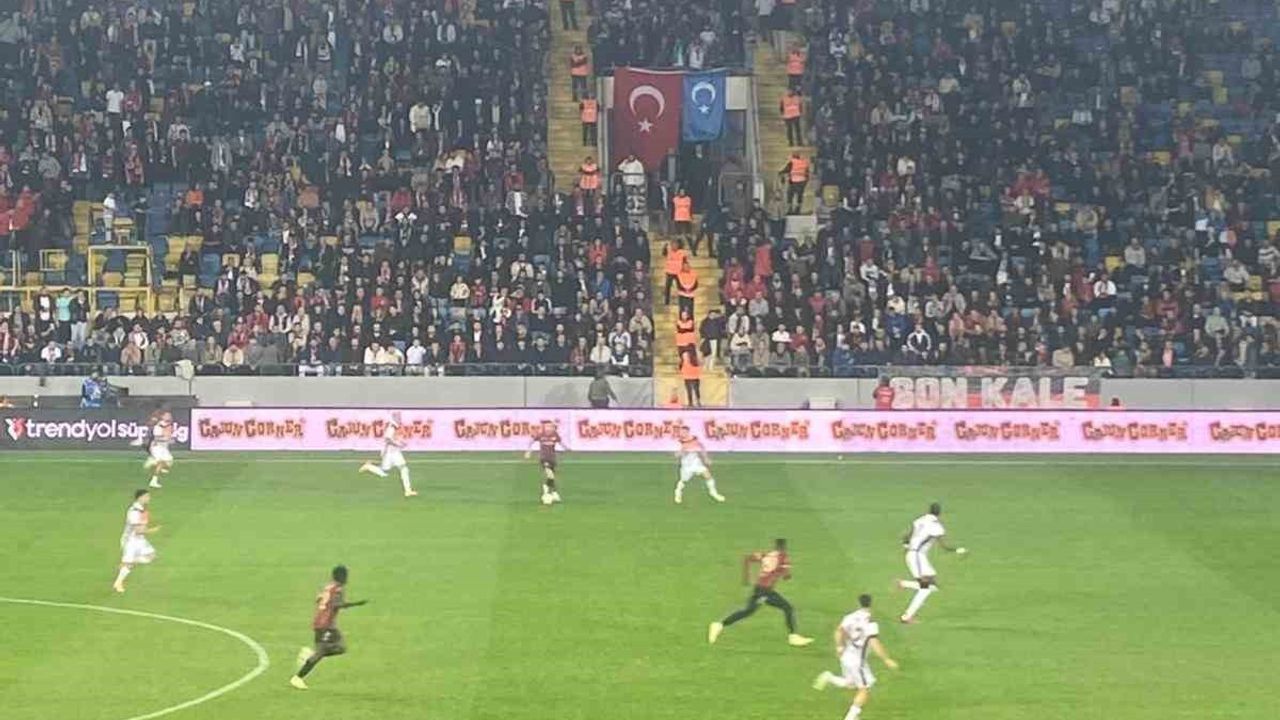 Gençlerbirliği Taraftarları Doğu Türkistan Bayrağı Astı