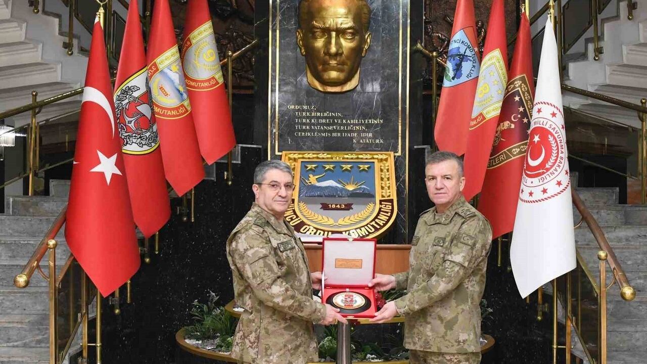 Genelkurmay Başkanı Bayraktaroğlu 3. Ordu Komutanlığını Ziyaret Etti