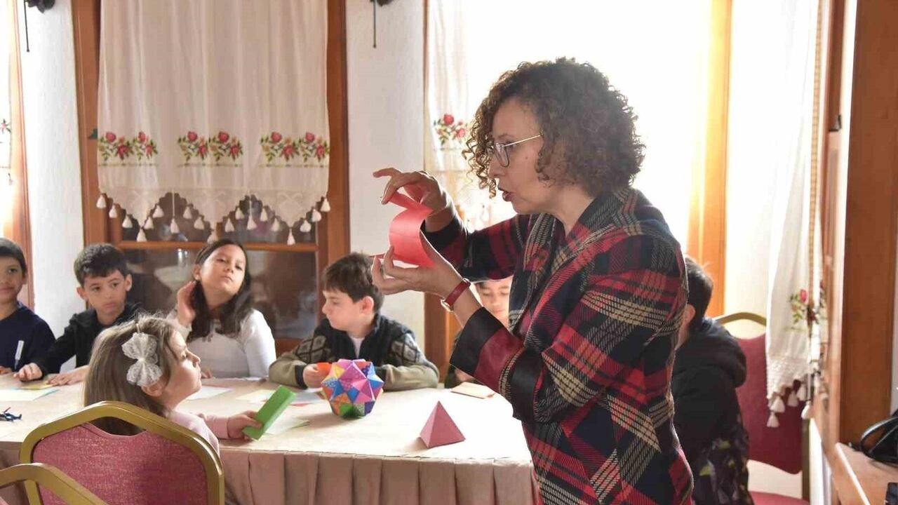 Geometrinin Eğlenceli Yüzü: Origami Atölyesi