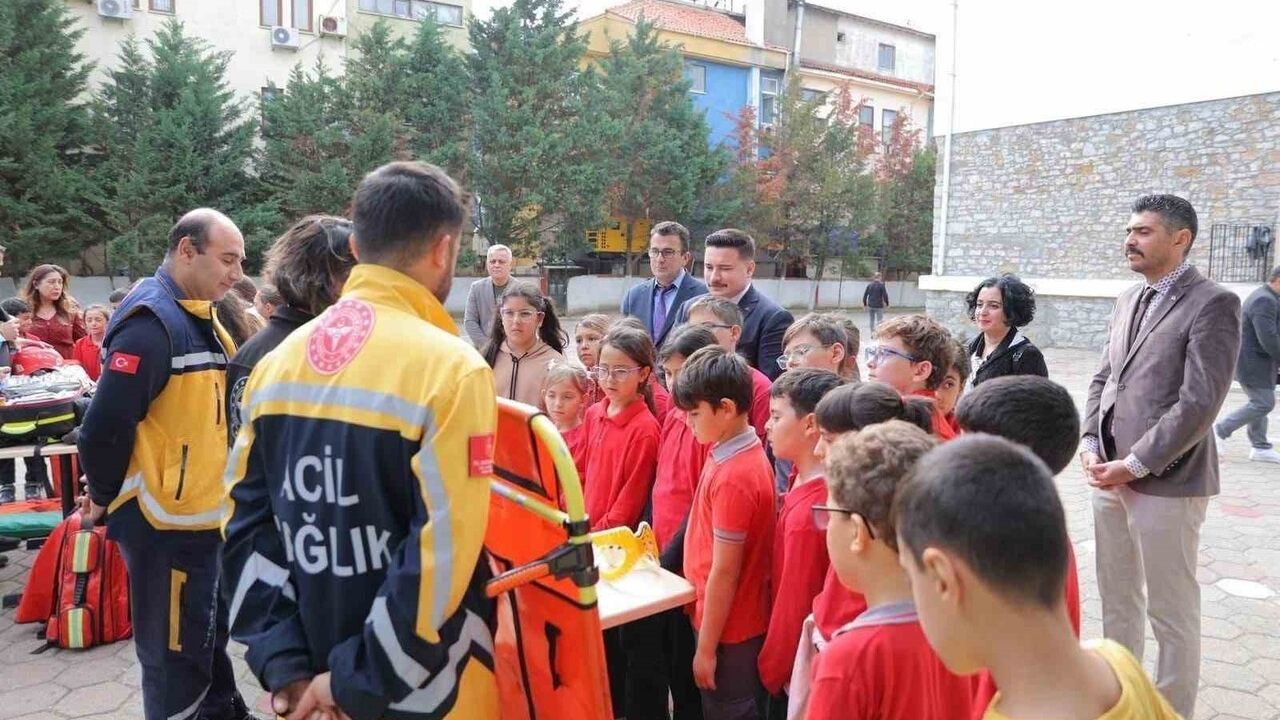 Gökçeada'da Çocuklara Sağlık ve Afet Bilinçlendirme Eğitimi