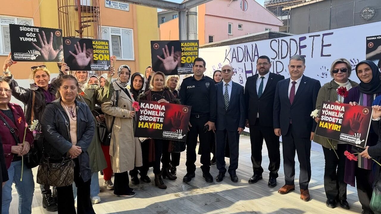 Gölcük'te Kadına Yönelik Şiddet İçin Farkındalık Etkinliği Düzenlendi