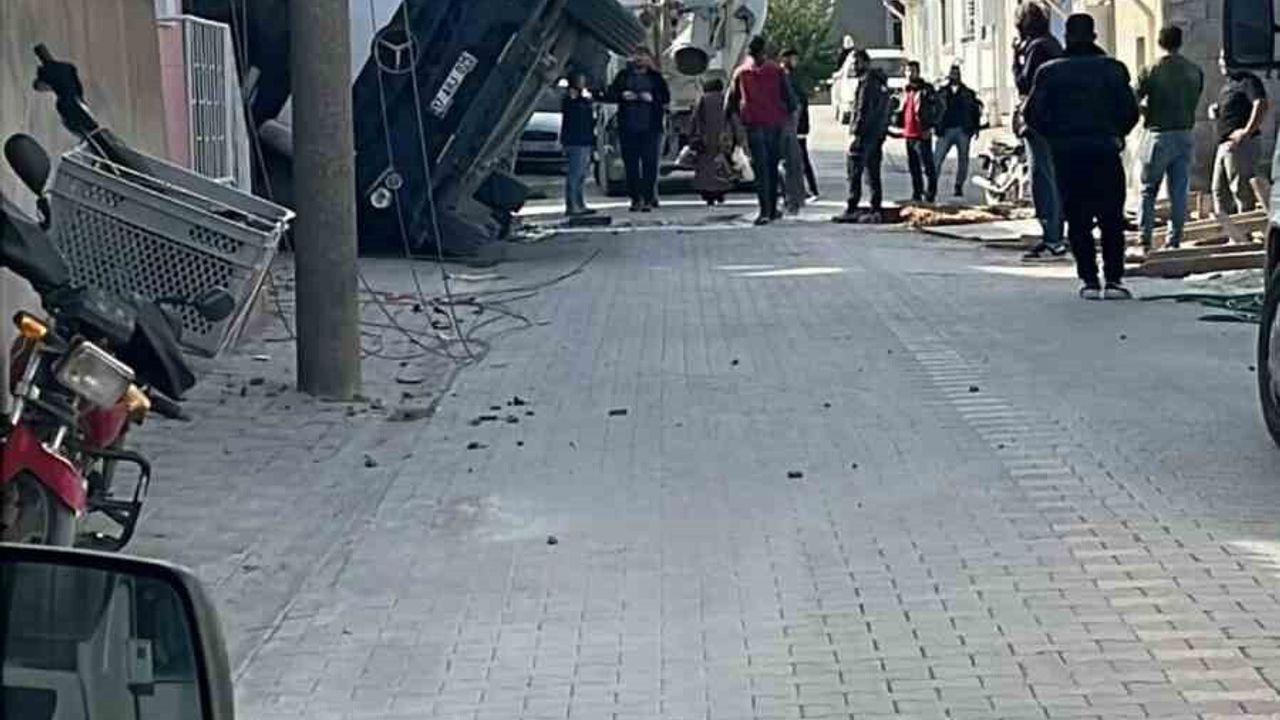 Gönen'de Beton Mikseri Yan Yattı, Olayda Yaralanma Yok