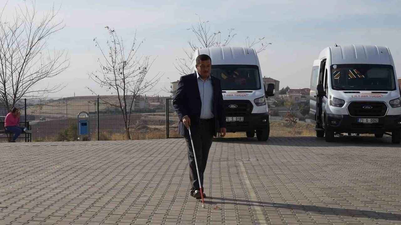 Görme Engeline Rağmen Başarıyla Rehberlik Yapan Öğretmen: İsmail Üstün