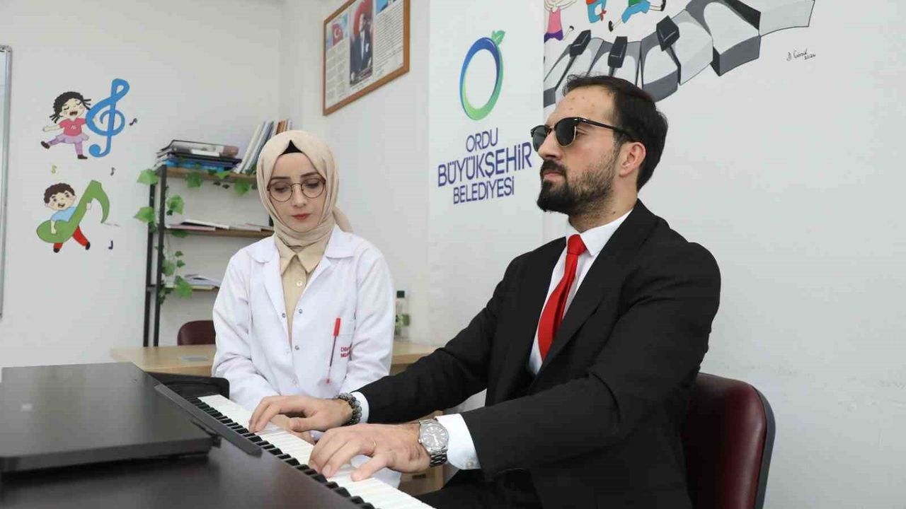 Görme Engeline Rağmen Piyano Çalıyor