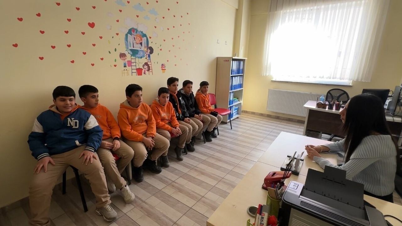 Görme Engelli Öğretmen Berçem Tüner: Azmiyle Işık Saçıyor