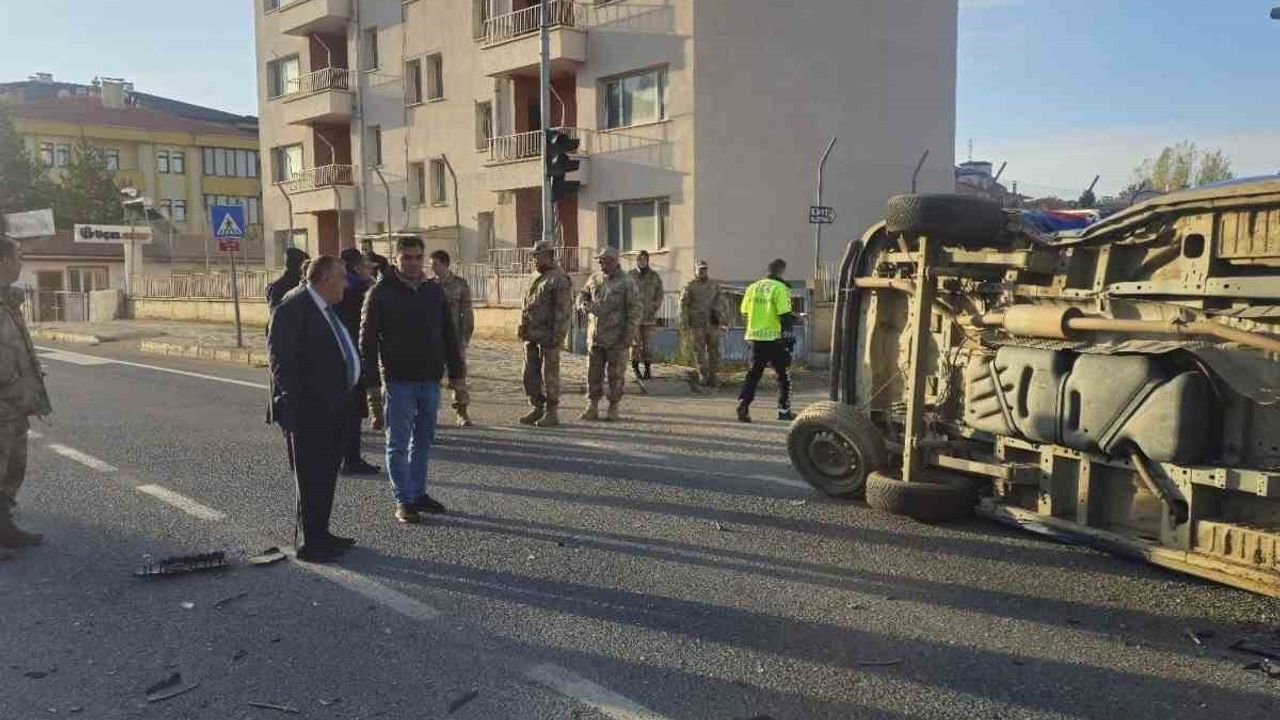 Gümüşhane'de Jandarma Minibüsü ile Belediyenin Makam Aracı Çarpıştı