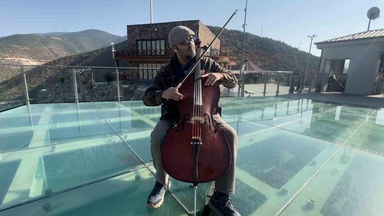 Gümüşhaneli Müzisyenden Tarihi Mekanlarda Viyolonsel Performansı