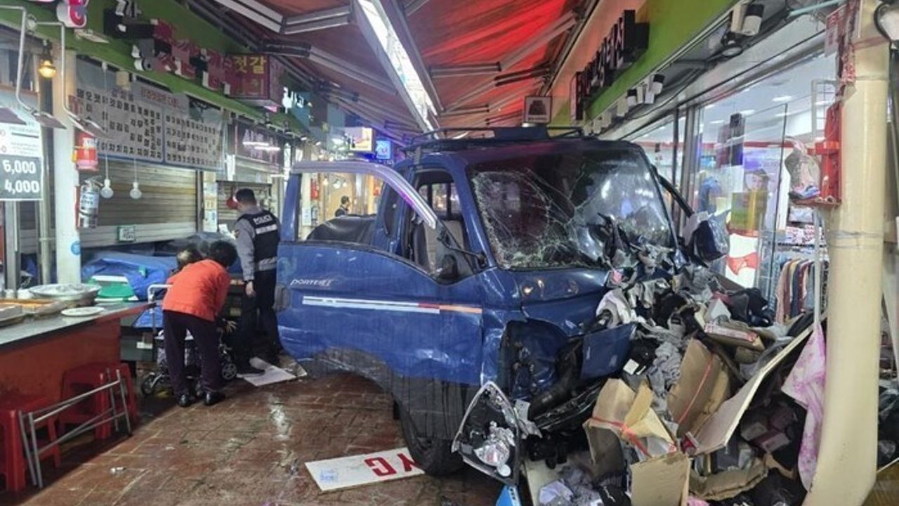 Güney Kore'de Aracın Pazar Girişine Dalması: 2 Ölü, 18 Yaralı