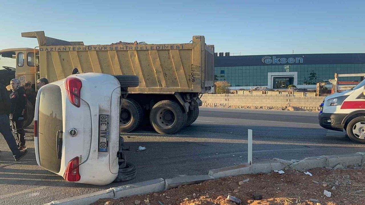 Hafriyat Kamyonu ile Çarpışan Otomobil Yan Yattı: 1 Yaralı