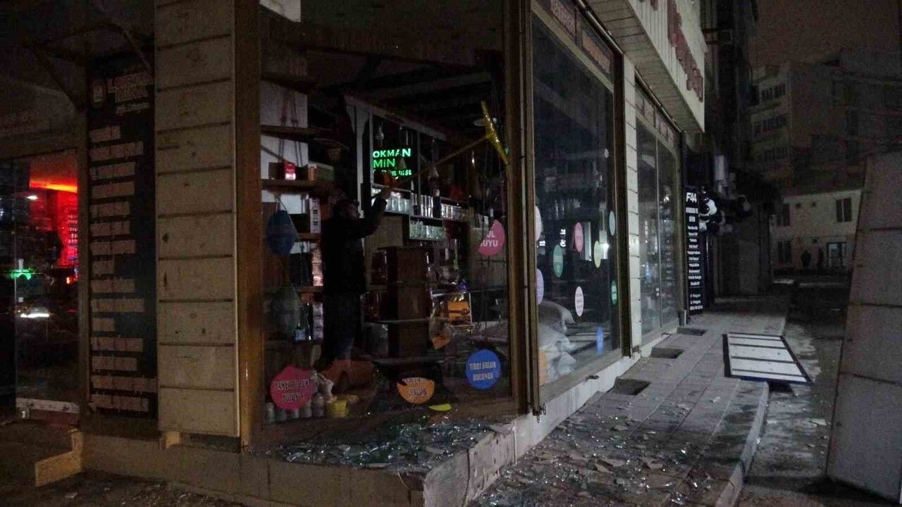 Hafriyat Kamyonu Lastiği Patladı, İş Yeri Camları Kırıldı