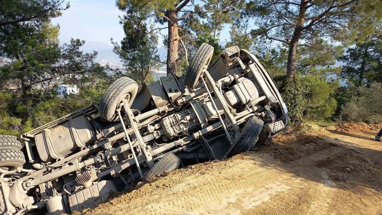 Hafriyat Kamyonu Uçuruma Devrildi, Sürücü Yaralandı
