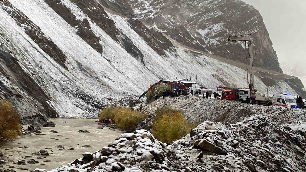 Hakkari'de Araç Zap Suyu'na Düştü, 4 Madenci Kurtarıldı