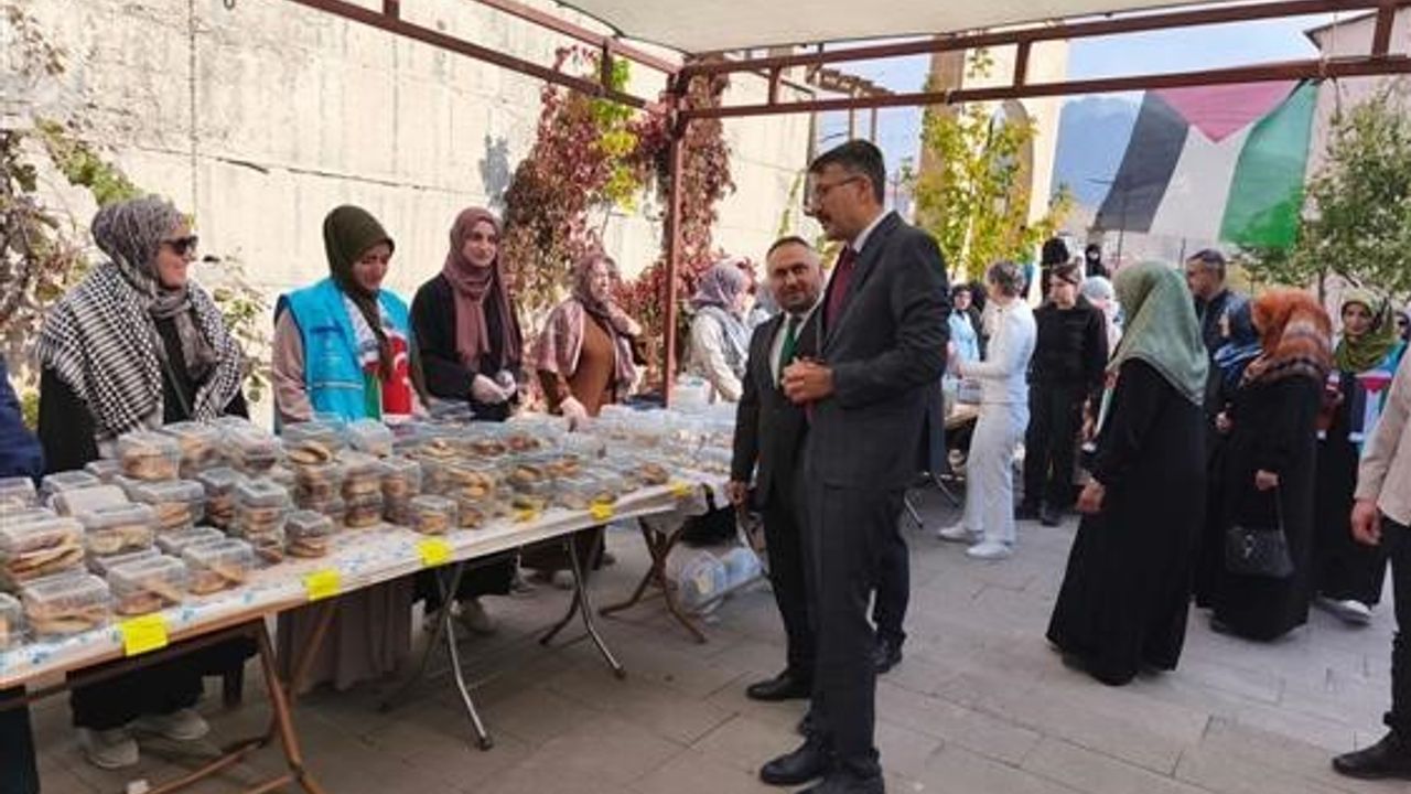 Hakkari'de Gazze İçin Hayır Çarşısı Düzenlendi