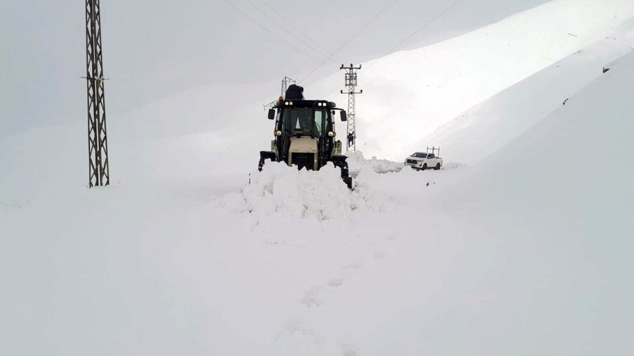 Hakkari'de Kapanan Köy ve Mezra Yolları Ulaşıma Açıldı