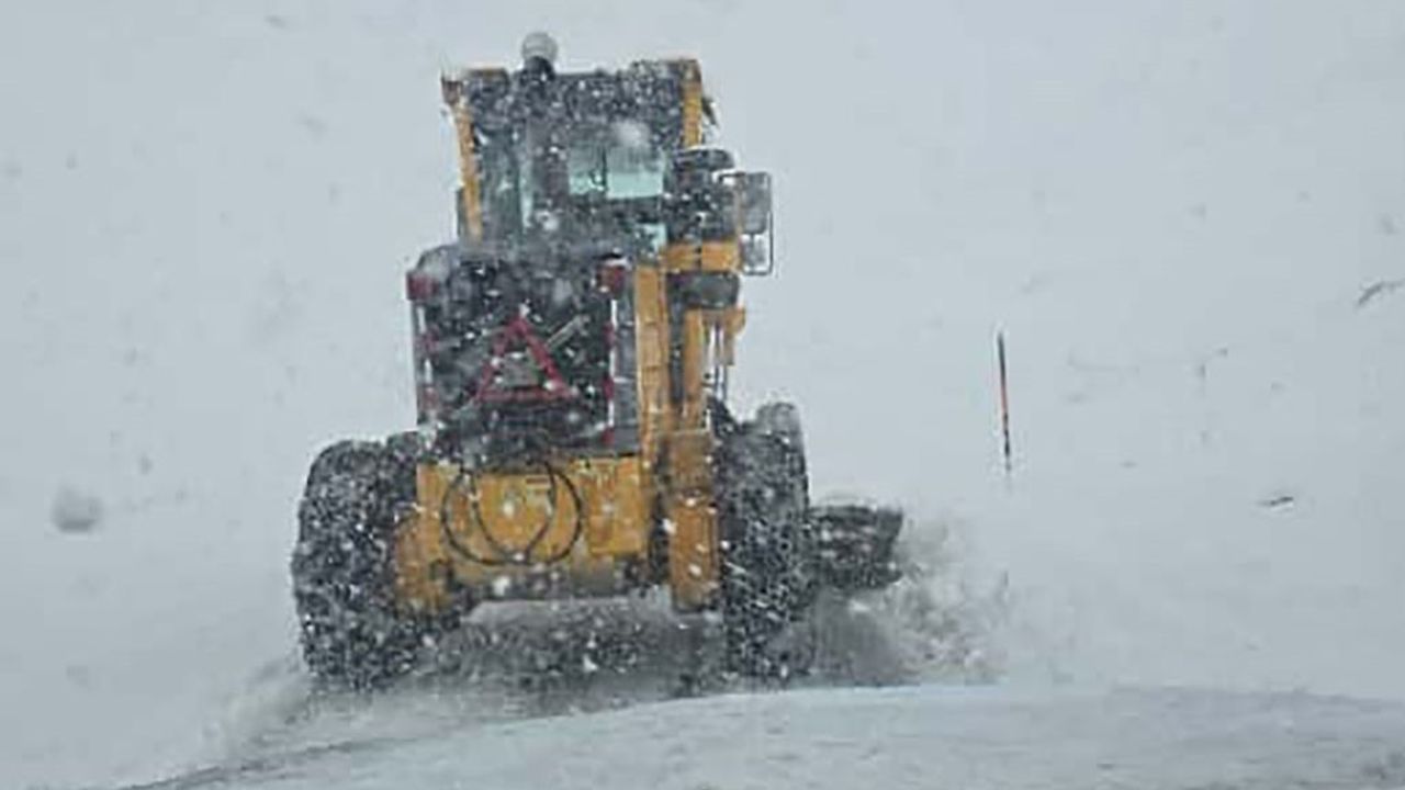 Hakkari'de Kar Yağışı Nedeniyle Mahsur Kalan Yolcular Kurtarıldı
