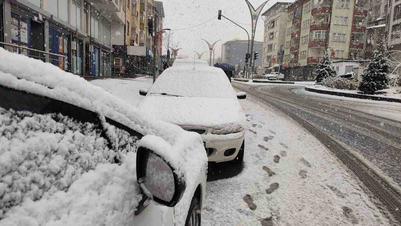 Hakkari'de Mevsimin İlk Karı Yağdı
