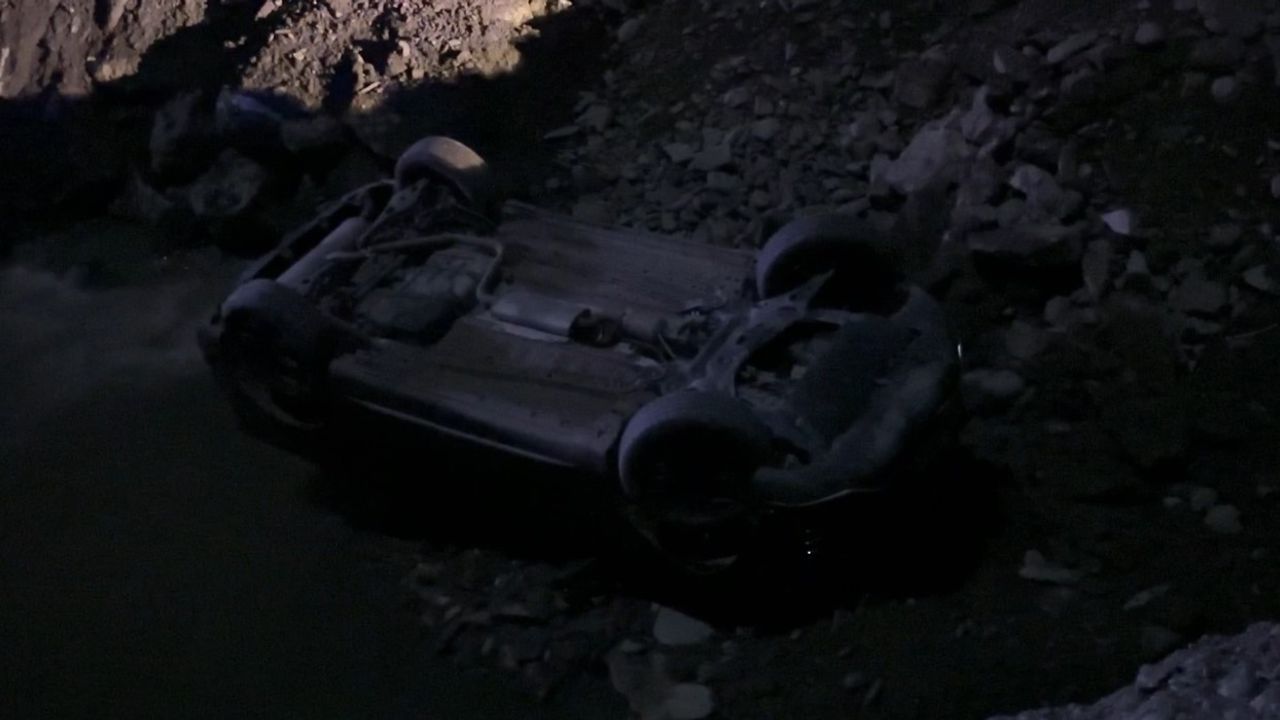 Hakkari'de Otomobil Dereye Uçtu: 2 Yaralı