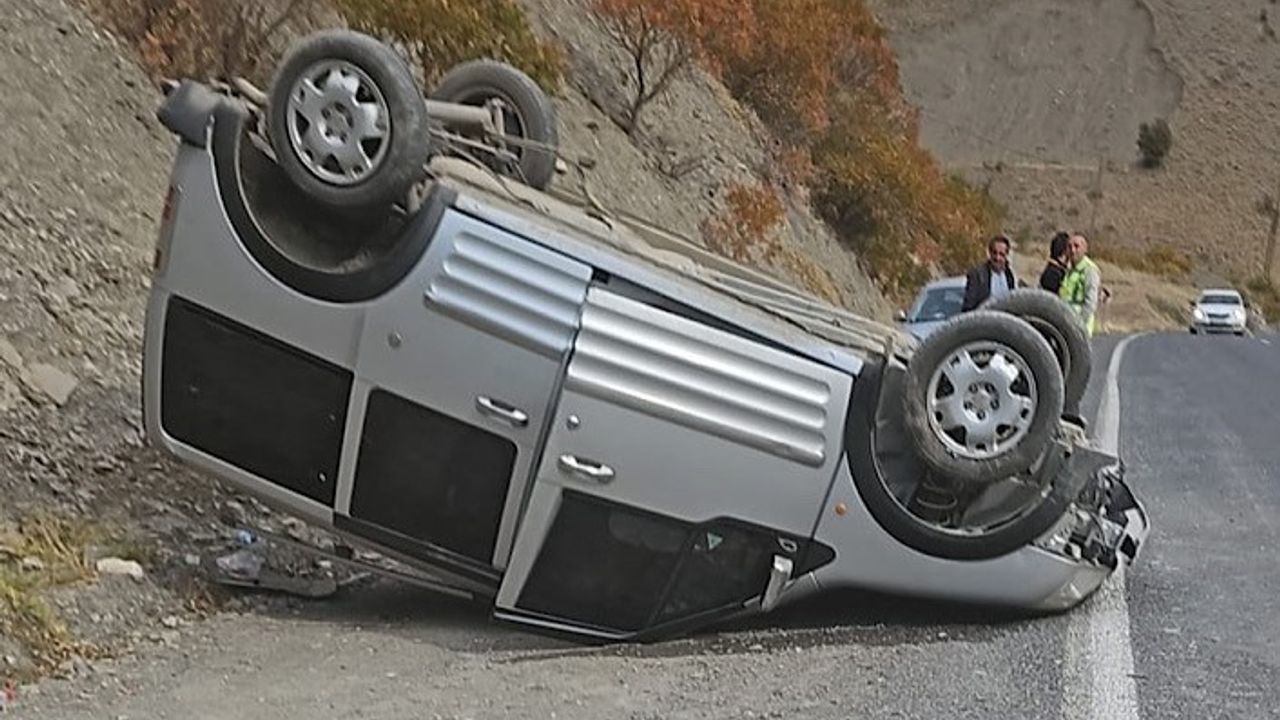 Hakkari'de Trafik Kazası: İki Yaralı