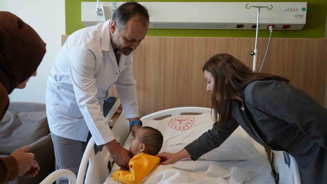 Hamza Tuğra'nın Duyma Sevinci: Beyin Sapı İmplantı Ameliyatı