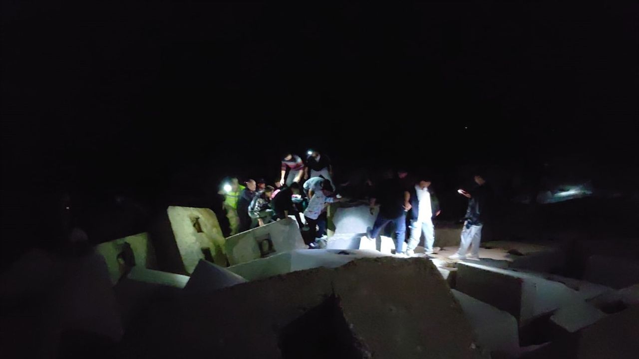 Hatay'da Denize Düşen Genç Kız Boğulma Tehlikesi Geçirdi