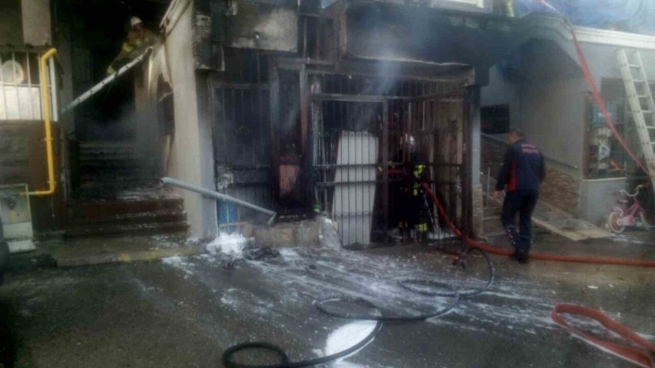 Hatay'da İş Yerinde Yangın: Alevler Apartmana Sıçradı