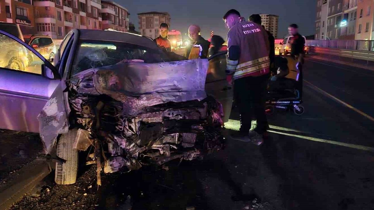 Hatay'da Minibüs ve Otomobil Çarpıştı: 11 Yaralı