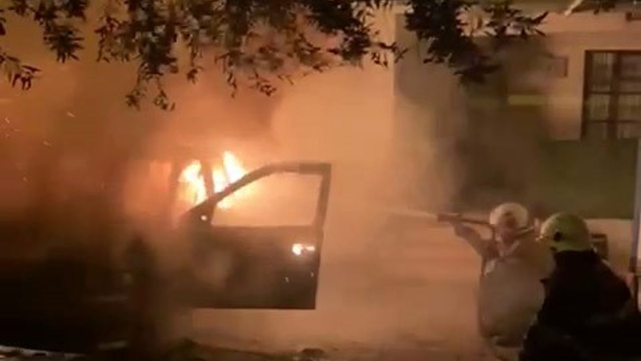 Hatay'da Park Halindeki Otomobil Alev Alev Yandı