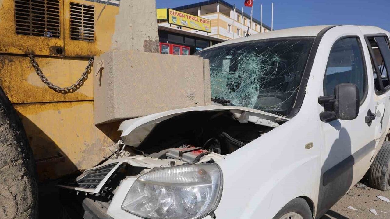 Hatay'da Trafik Kazası: Sağdan Geçmeye Çalışan Sürücü Kaza Yaptı