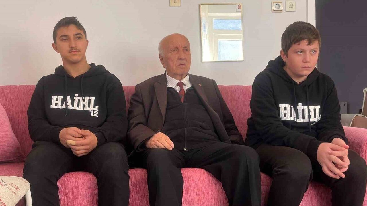 Hayrabolu'da Öğrenciler Emekli Öğretmeni Unutmadı