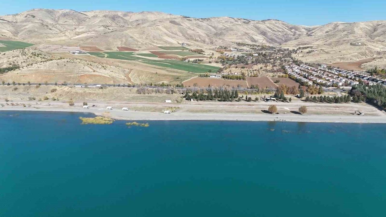 Hazar Gölü'nde Temizlik Faaliyetleri Devam Ediyor