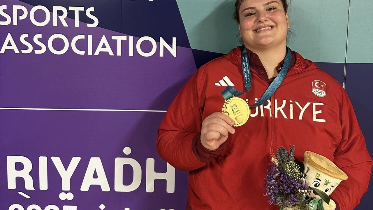 Hilal Öztürk’e Rektör Kibar’dan Tebrik