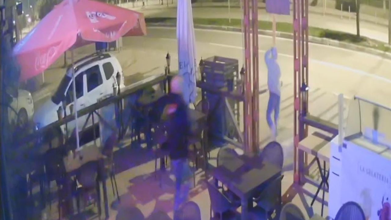 Hırsızı Sopayla Kovaladı: Ibretlik Anlar Güvenlik Kamerasında