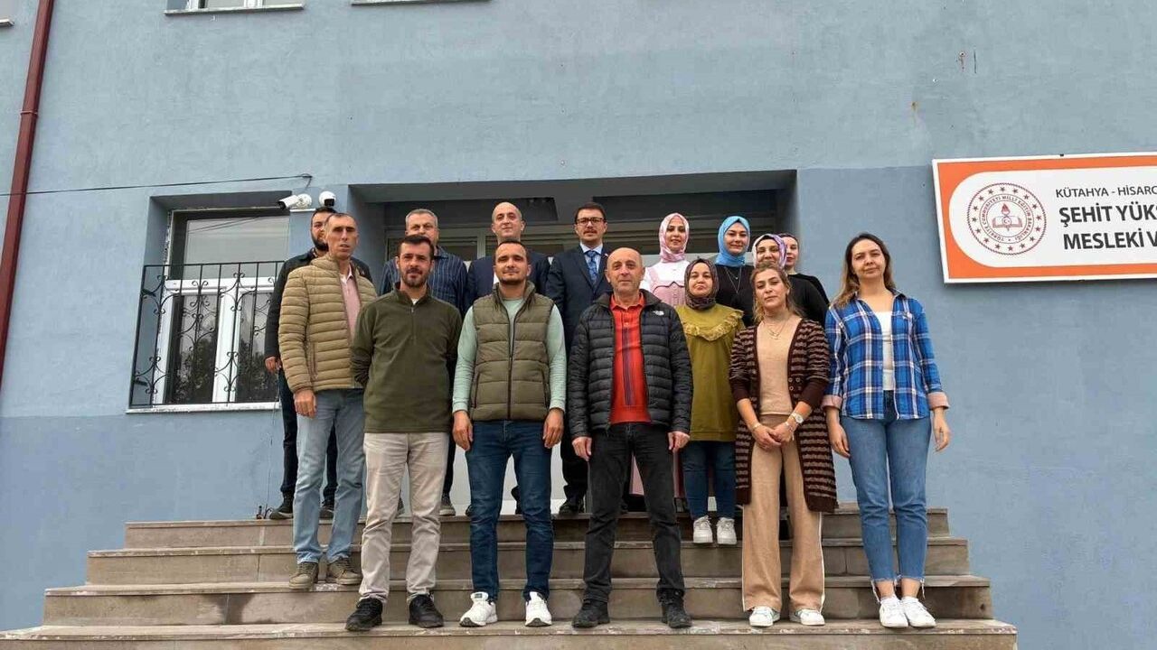 Hisarcık'ta Öğretmenlere Türk Bayrağı Rozeti