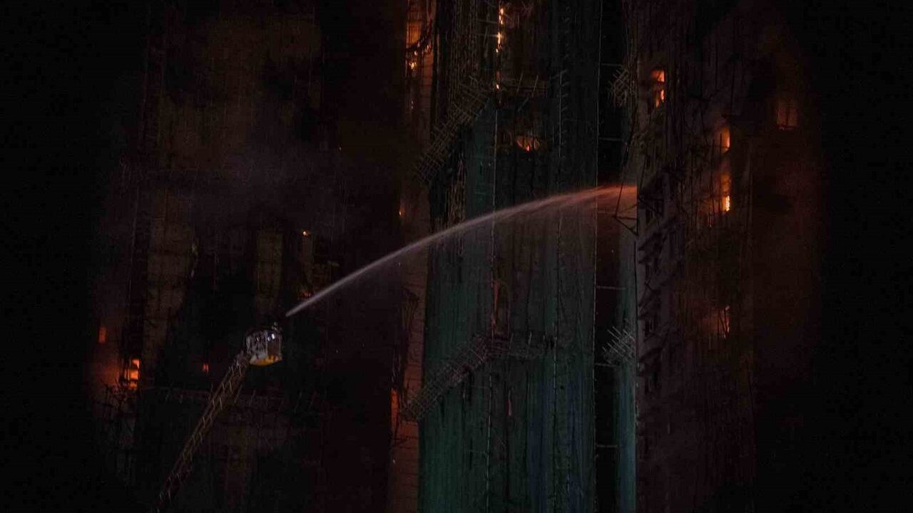 Hong Kong'da Yangın Faciası: Can Kaybı 36'ya Yükseldi