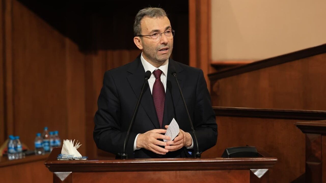 İBB Meclisi'nde Gergin Anlar: Başkan Cin'in Eleştirileri ve Mikrofon Krizi