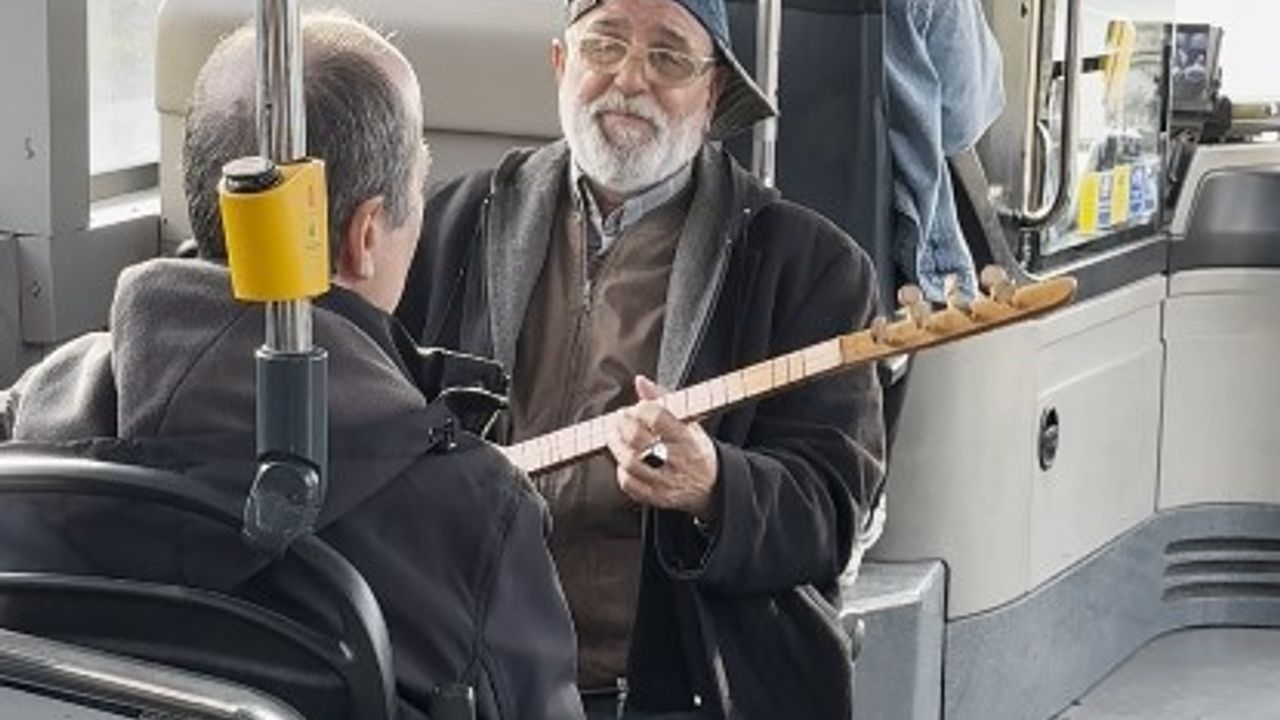 İETT Otobüsünde Terhis Molası: Yolcular İçin Eğlence Dolu Anlar