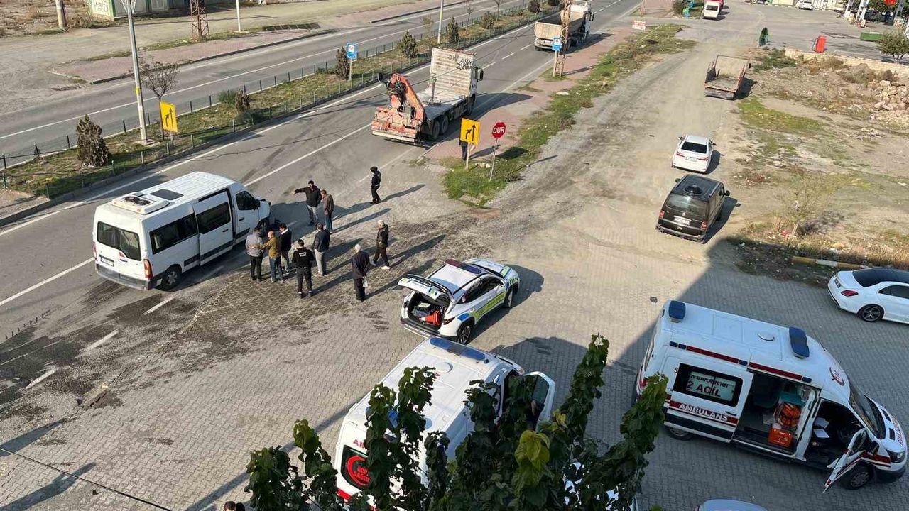 Iğdır'da Polis Minibüsü Kaza Geçirdi
