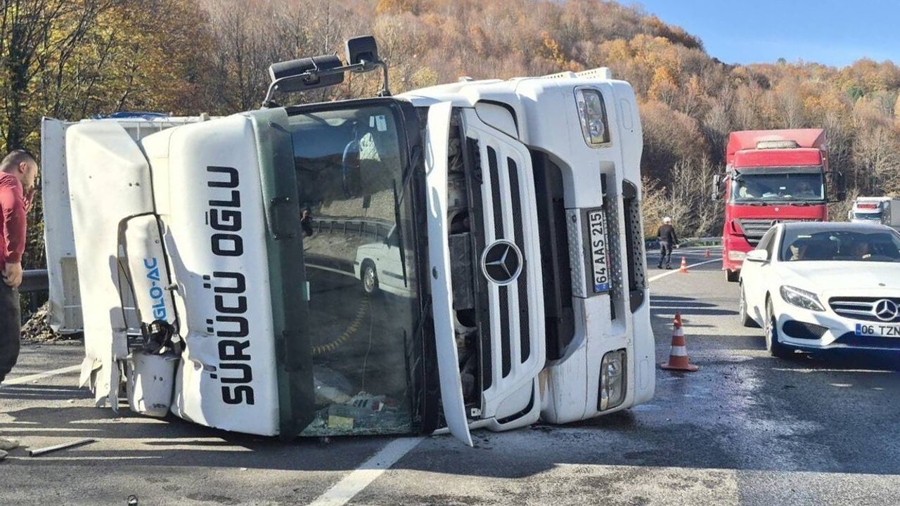 İnegöl'de Tır Devrildi: Sürücü Yaralandı