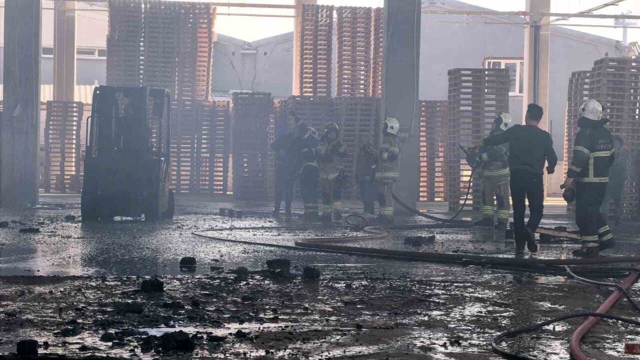 İnegöl'deki Palet Fabrikasında Yangın Çıktı