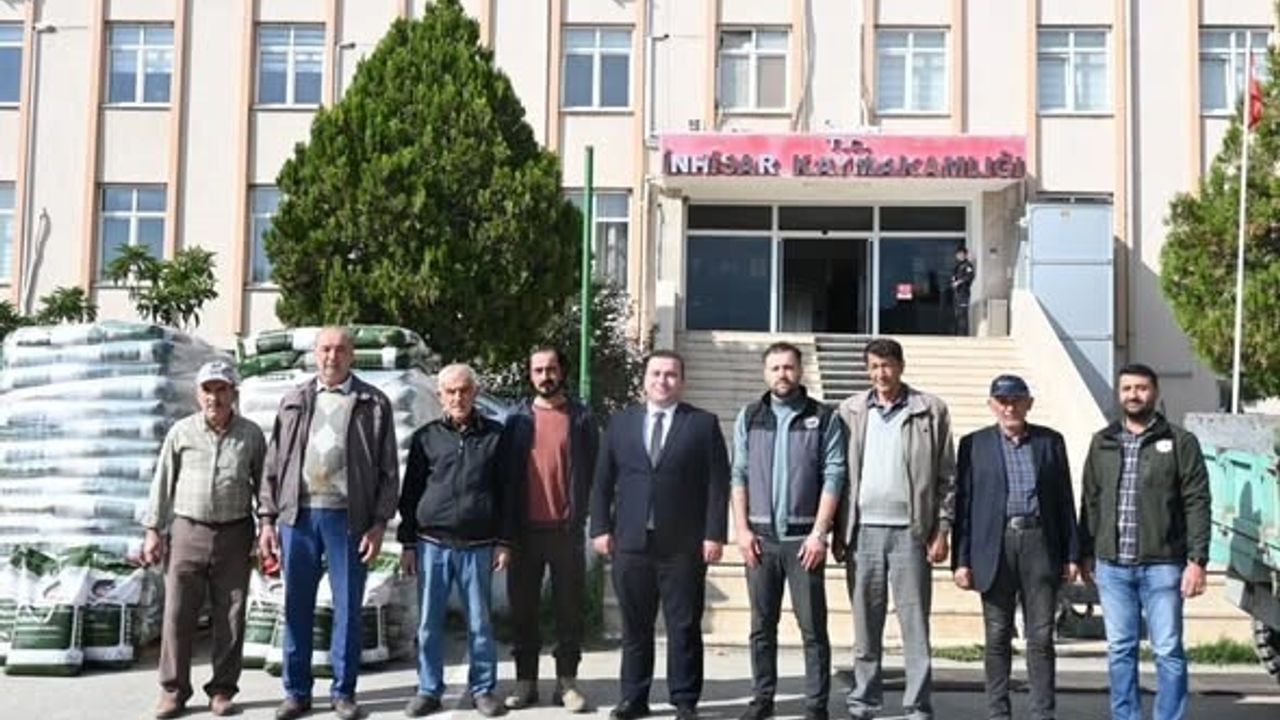 İnhisar Kaymakamı'ndan Çiftçilere Tohum Desteği