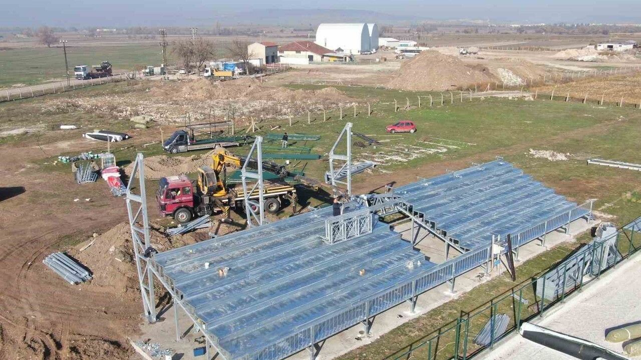 İnönü Spor Kompleksine Çelik Tribün Kuruluyor