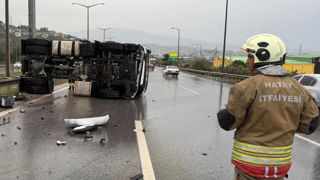 İskenderun'da Devrilen Tırda Sürücü Yaralandı