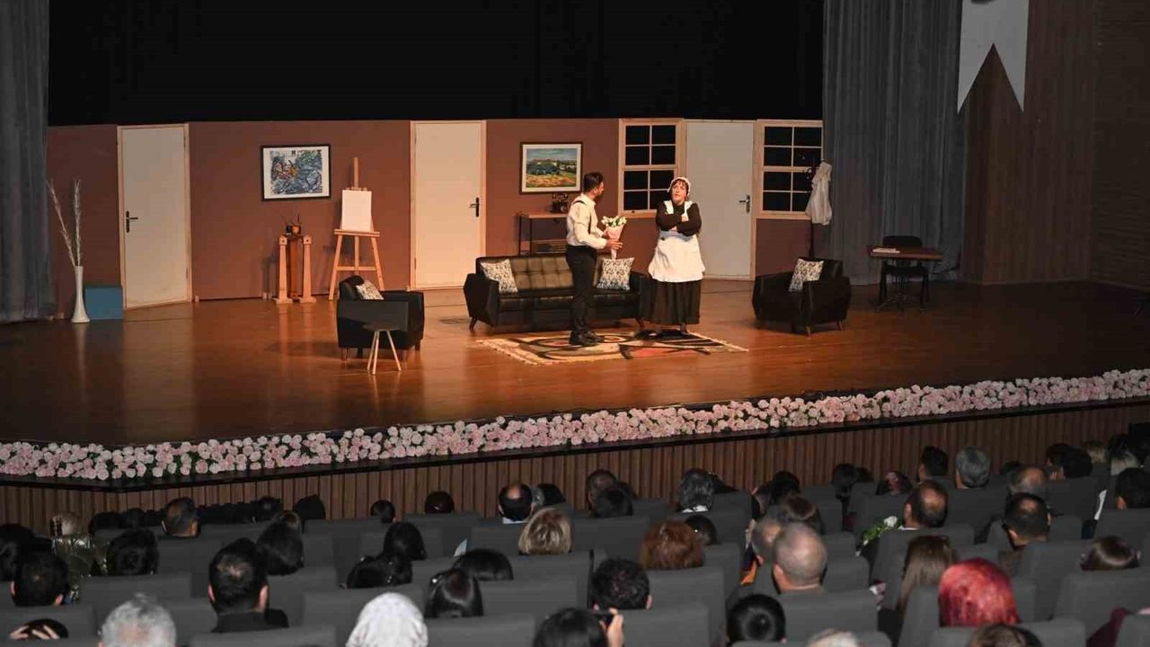 Isparta Belediyesi Şehir Tiyatroları İlk Oyununu Sahneledi