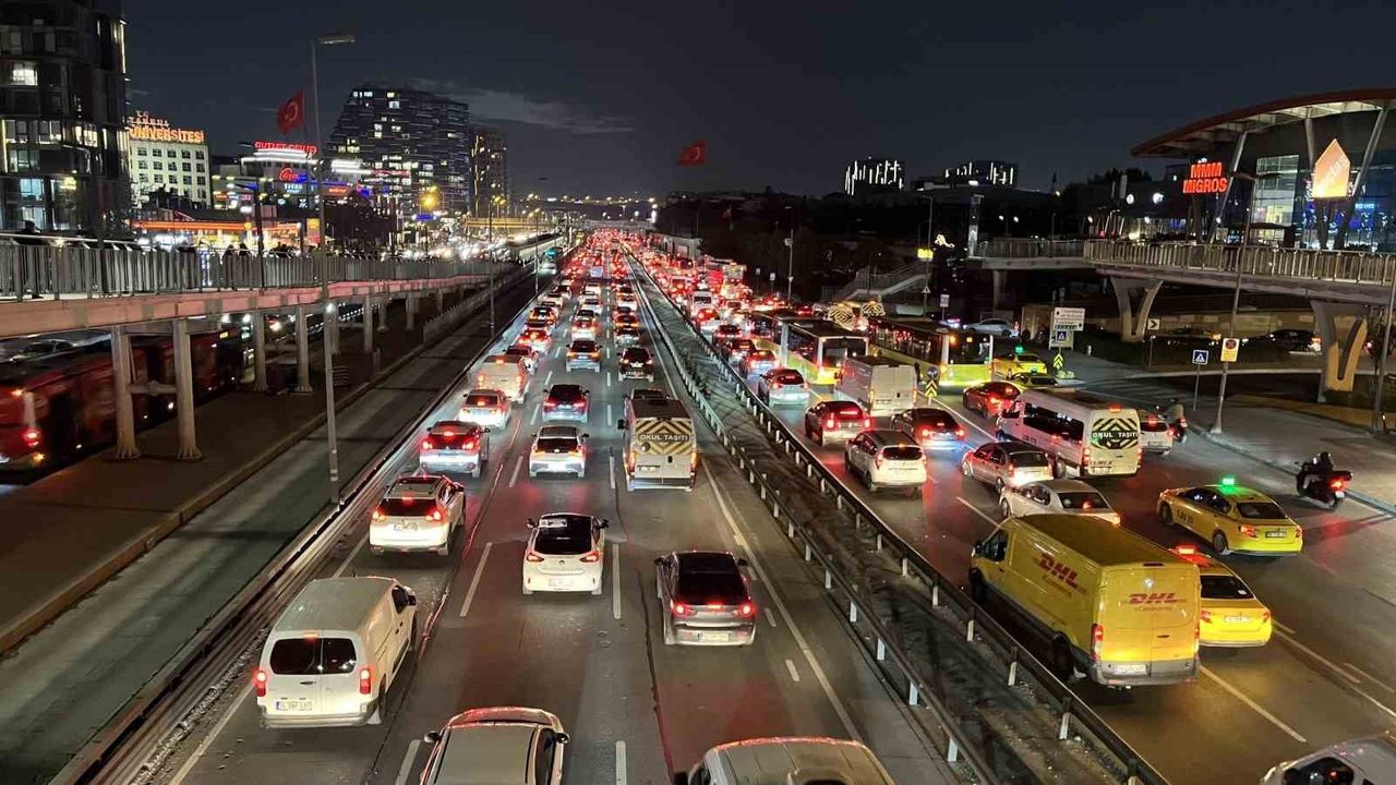 İstanbul'da Akşam Trafik Yoğunluğu Yüzde 78'e Ulaştı
