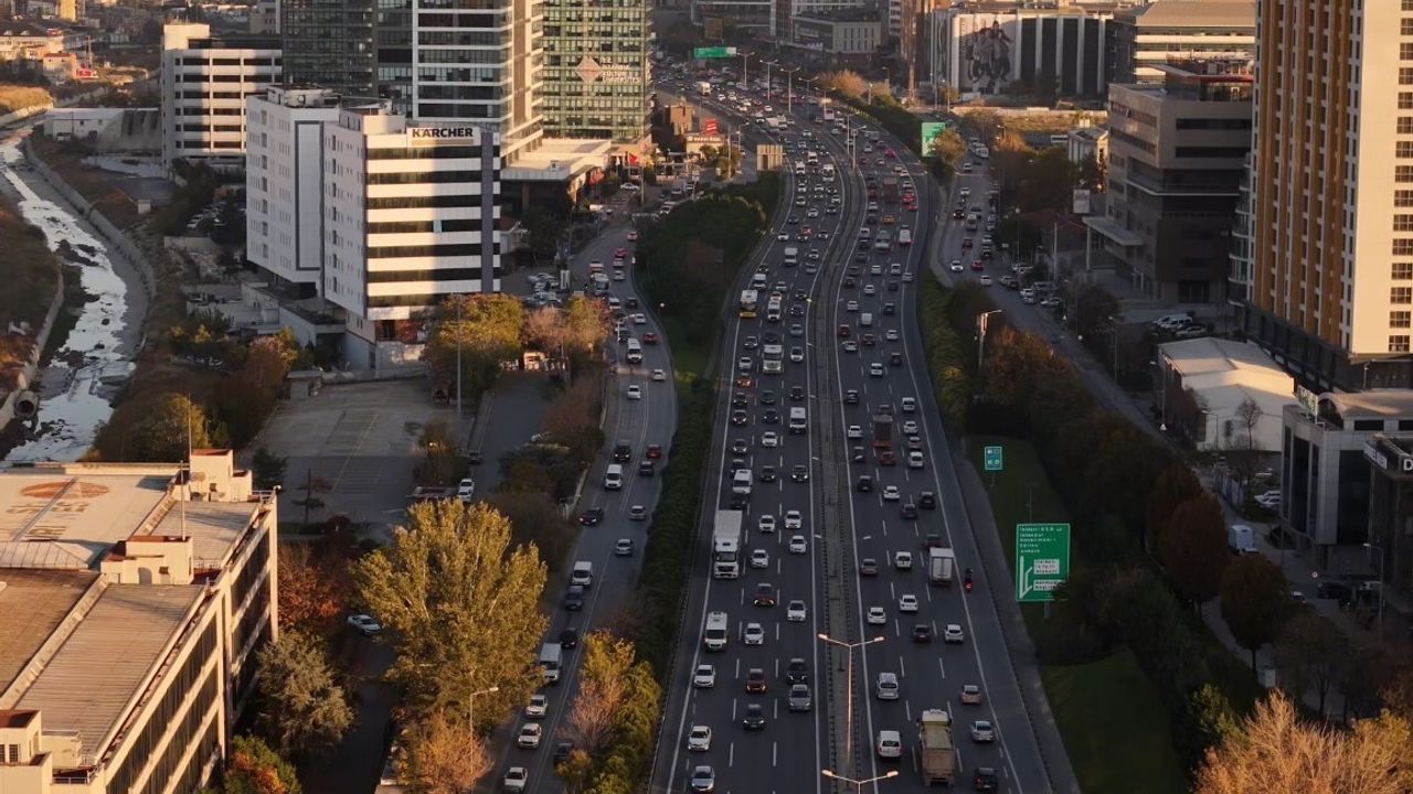 İstanbul'da Ara Tatil Sonrası Trafik Yoğunluğu Yüzde 80'e Ulaştı